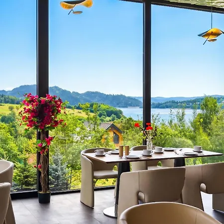 아파트호텔 Natura Z Restauracja Magdy Gessler 초르쉬틴