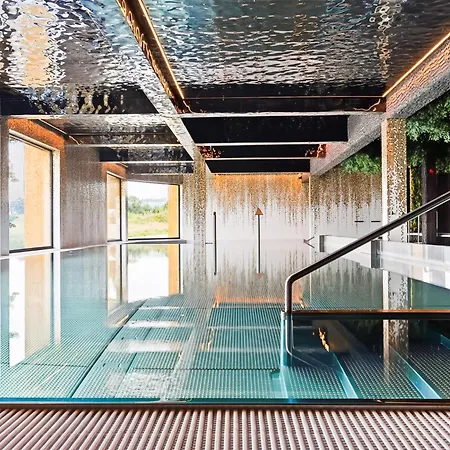 아파트호텔 Natura Z Restauracja Magdy Gessler 초르쉬틴